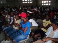 Talking with the victims of the earthquake before the distribution